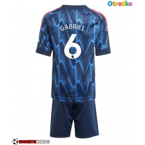 Otroške Nogometnih dresov Arsenal Gabriel Magalhaes #6 Gostujoči 2025-26 Kratki rokavi (+ hlače)